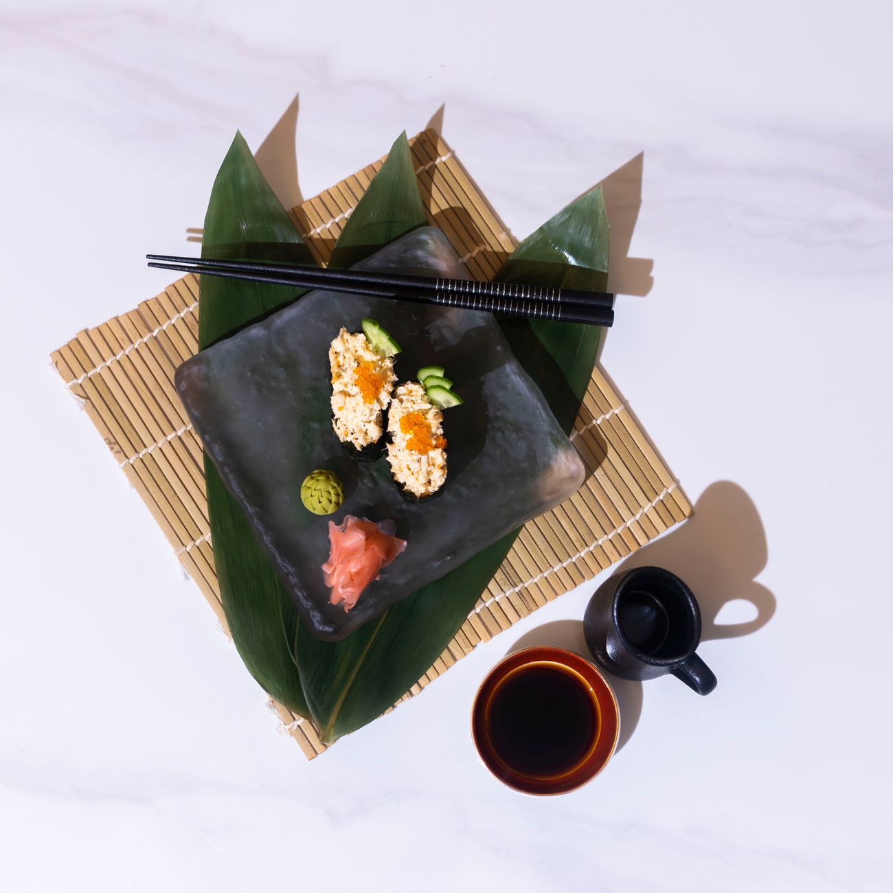 Rainbow Roll — losos, tuniak, avokádo
