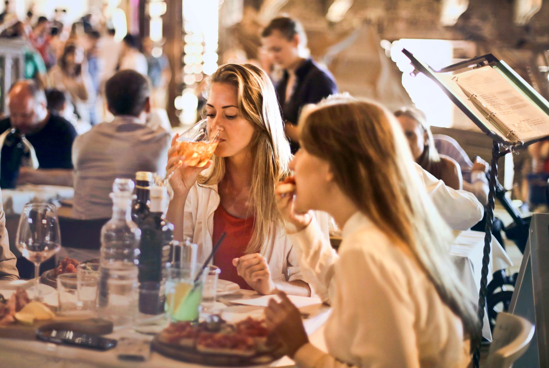 Hostia Sushivaro Club pri spoločnom stole