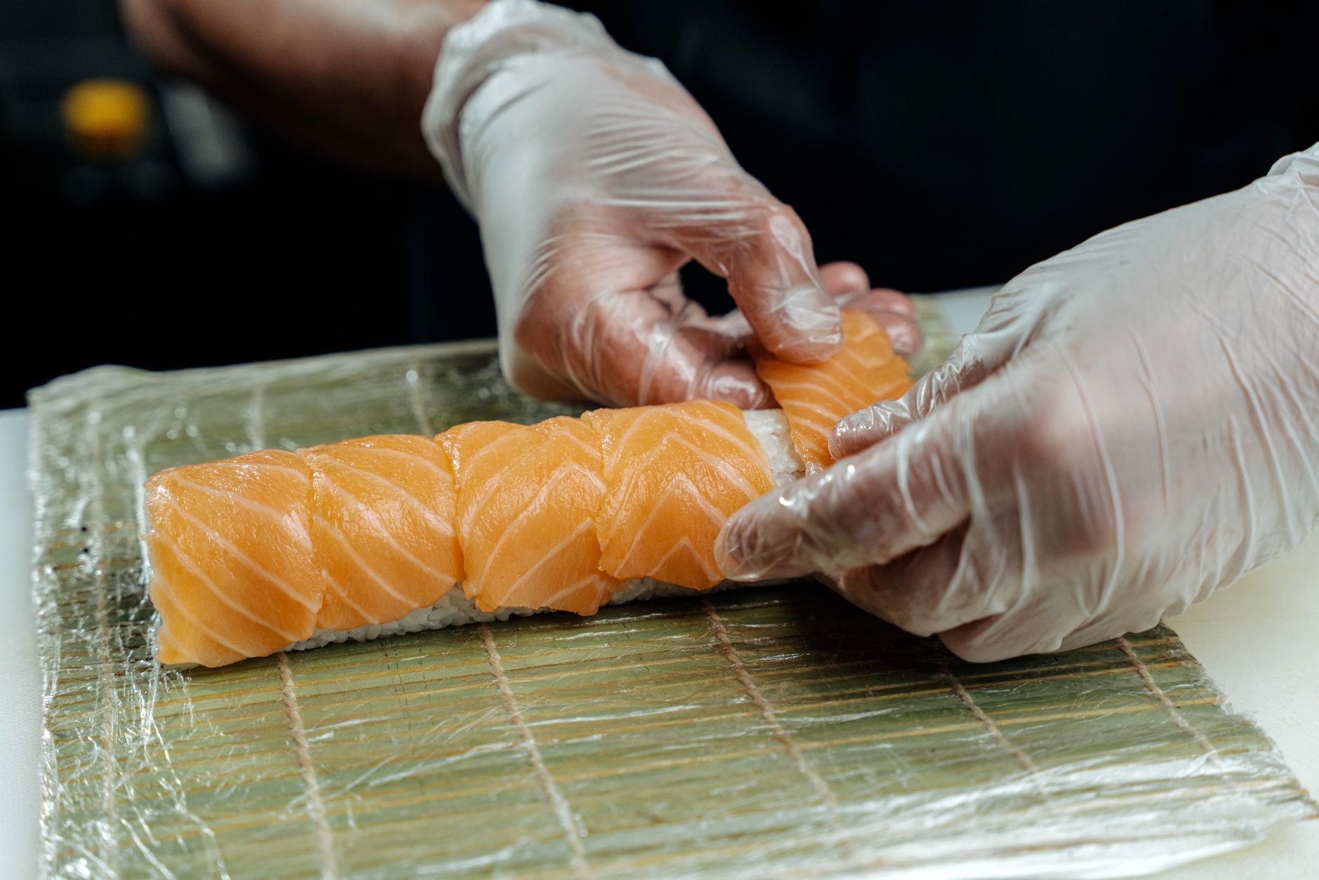 Tím Sushivaro pri príprave sushi v kuchyni